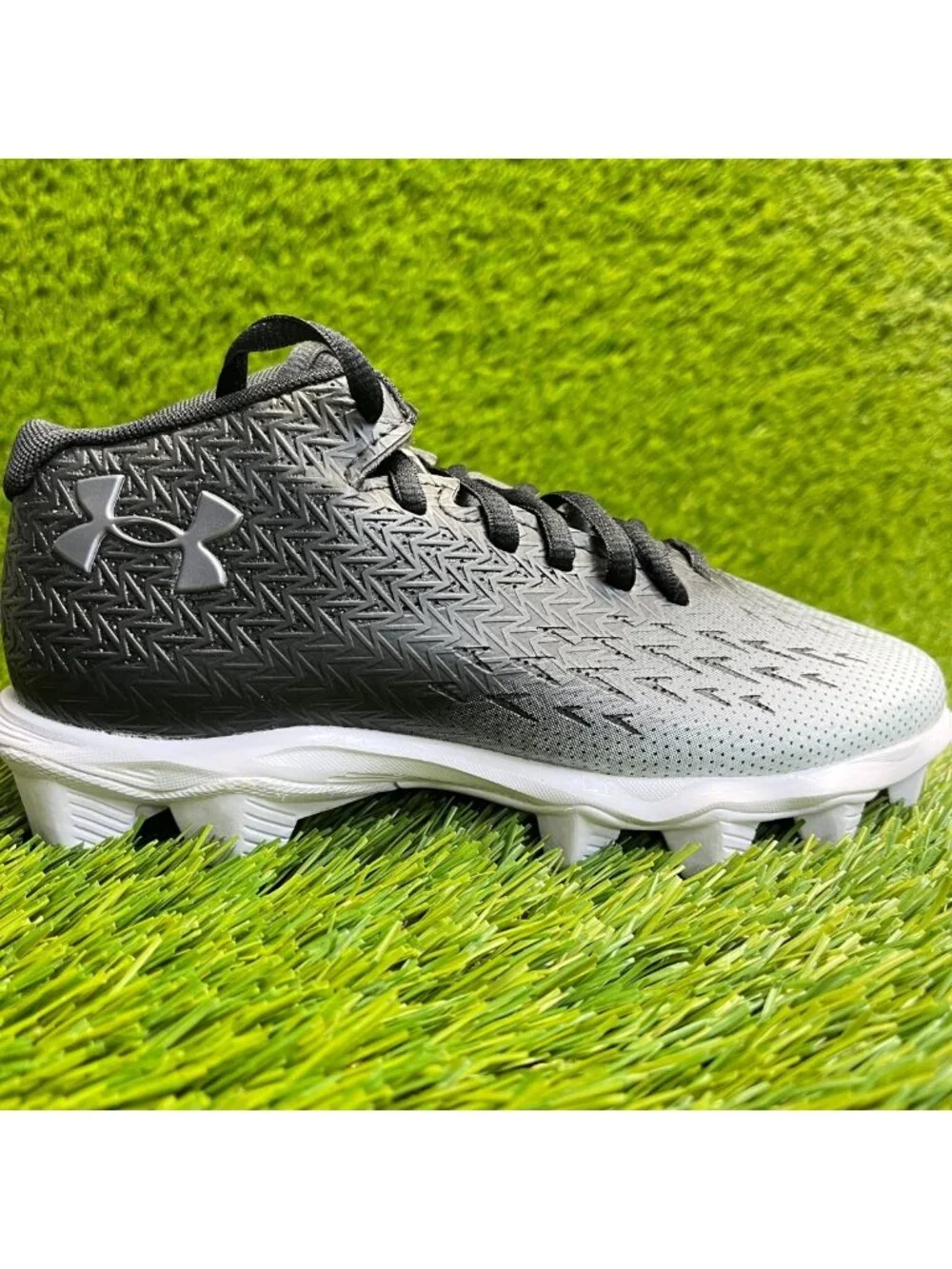Under Armour Spotlight Franchise 4 RM Boys Size 1.5Y Black White Football Cleats